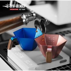 Alternative view of Cốc Đo Prism 100ml MHW-3BOMBER – Hợp Kim Nhôm & Gỗ Walnut, Thiết Kế Lục Giác Nghệ Thuật